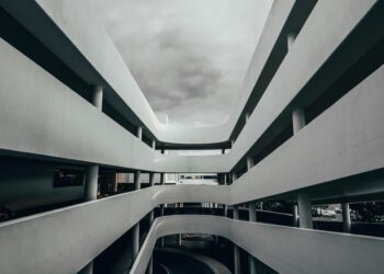 The Architect of a New Self: How I Escaped Professional Stagnation by Designing My Own Education