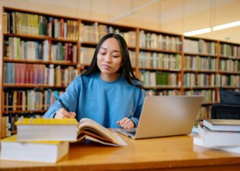 The Definitive Guide to Securing Associate Degree Scholarships: A Strategic Playbook for Students and Families